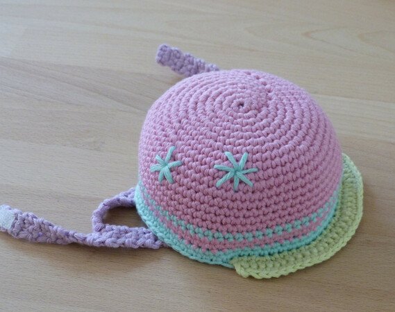 Crochet pattern for a doll's bicycle helmet