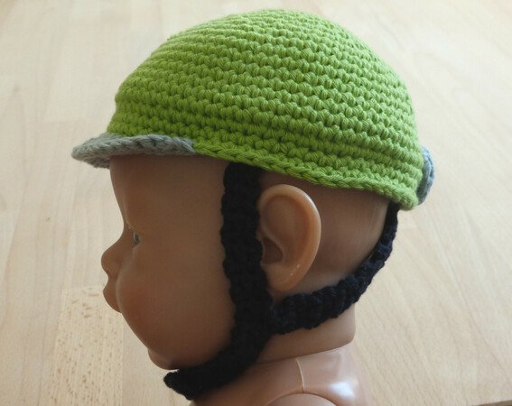 Crochet pattern for a doll's bicycle helmet