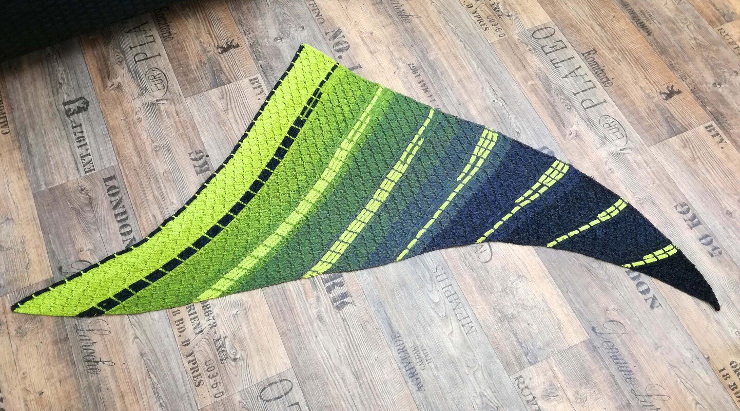 Strickanleitung **Kesse Kiwi** geschwungenes Dreieckstuch aus Bobbel gestrickt