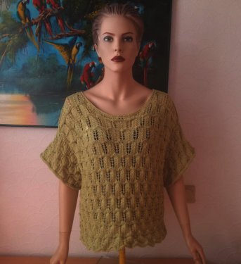 Schaufensterpuppe mit olivgrünem, kurzärmeligem Strickshirt mit Loch- und Strukturmuster