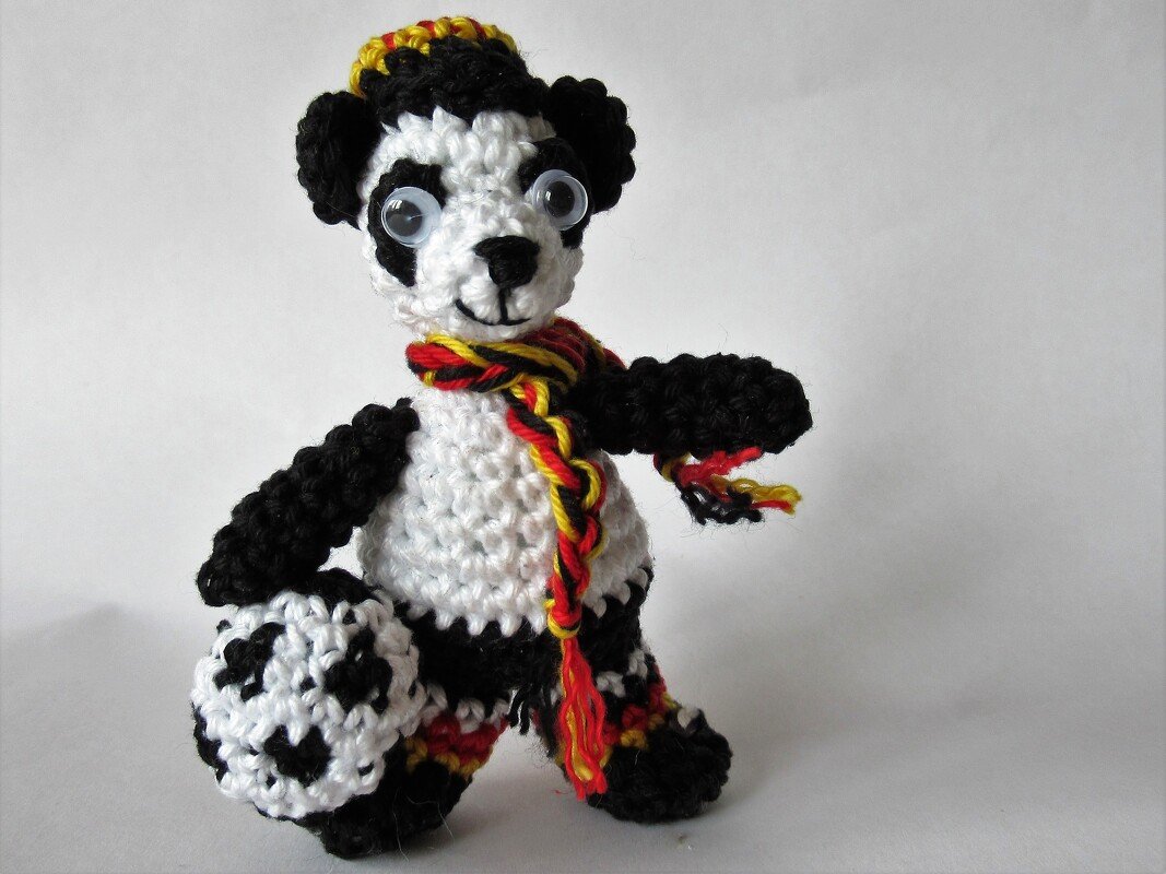 Häkelanleitung: Schlüsselanhänger, Taschenbaumler Fußball-Panda Pauli