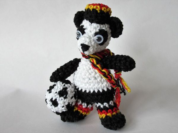 Häkelanleitung: Schlüsselanhänger, Taschenbaumler Fußball-Panda Pauli
