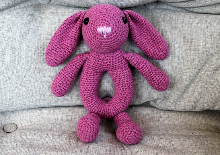 Hasenrassel häkeln – Greifring mit Schlappohren (deutsche Anleitung)