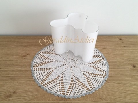 Tischdecke in weiss mit Silberkante