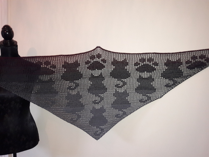 Triangular Shawl "Black Cats"
