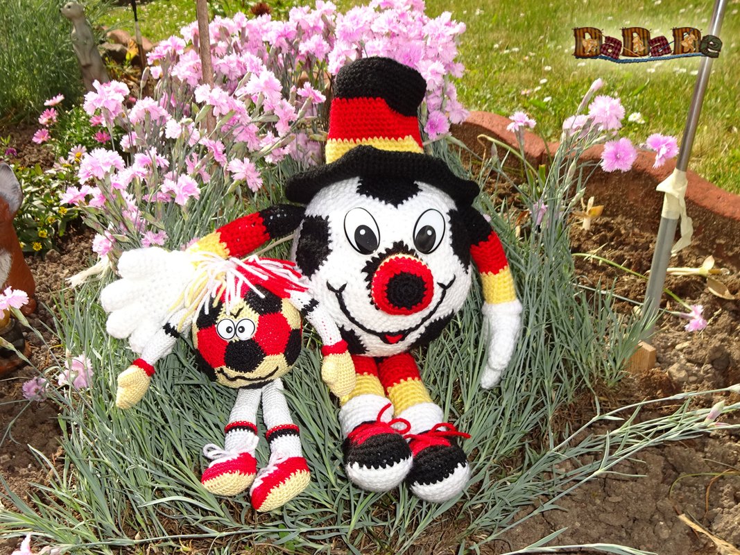 Fußball, Ball-Junge Rudi und Juppi Ballaballa, gehäkelt von DaDaDe