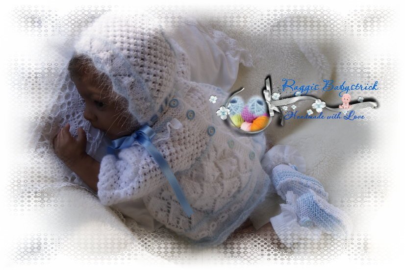Weißes gestricktes Babyset mit Kapuze und hellblauer Schleife