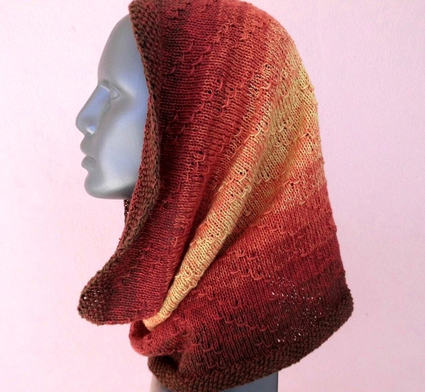Gestrickter Kapuzen-Loop auf Schaufensterpuppe, Seitenansicht, Farbverlauf Braun–Rot–Gelb