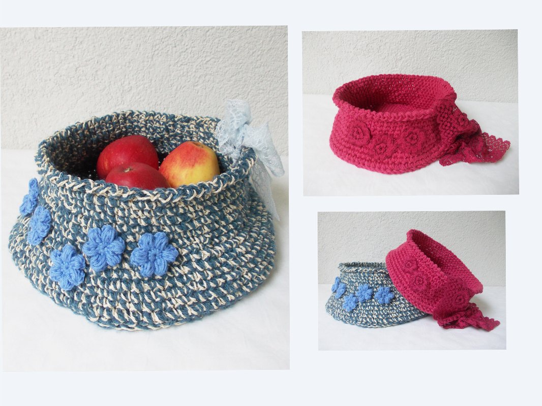 Zwei handgehäkelte Körbchen: blau-weißes mit blauen Blüten und pinkes mit Rosenapplikationen