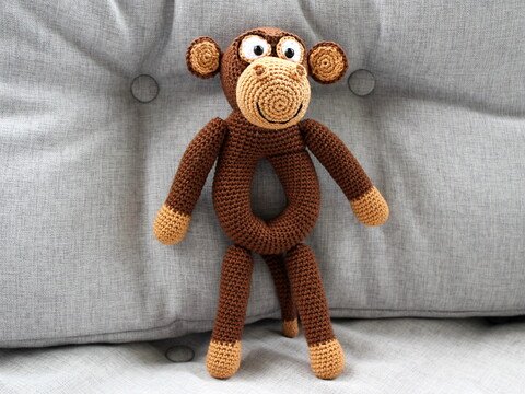 Georg der Gorilla als Affen Rassel Häkelanleitung