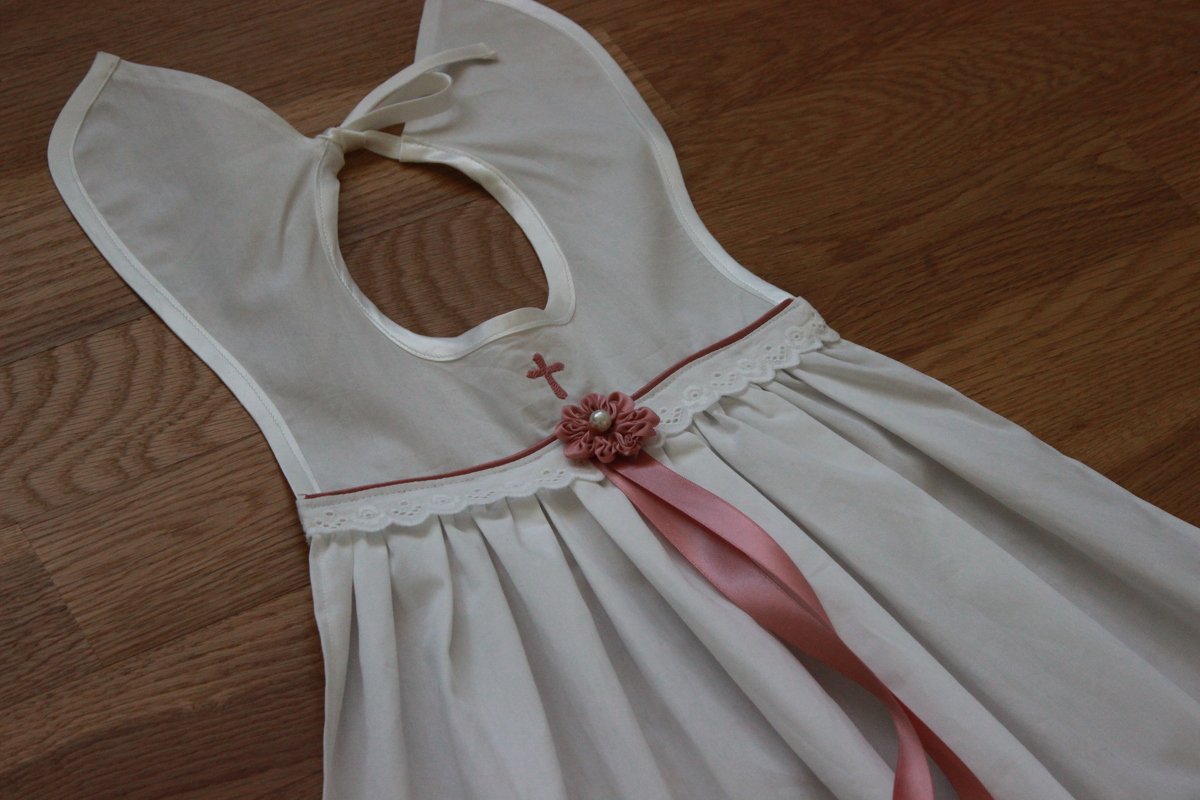 Weißes vintage-inspiriertes Taufkleid mit Spitze, Kreuzstickerei und rosa Stoffblüte