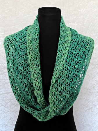 Crochet pattern cowl // infinity scarf // Moebius scarf Fanny
