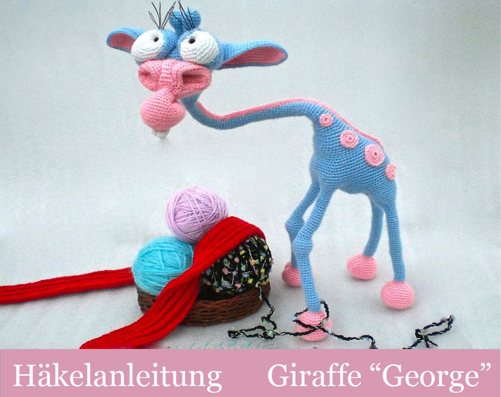 Gehäkelte Giraffe in Blau und Rosa mit langen Beinen neben Wollkugeln im Korb