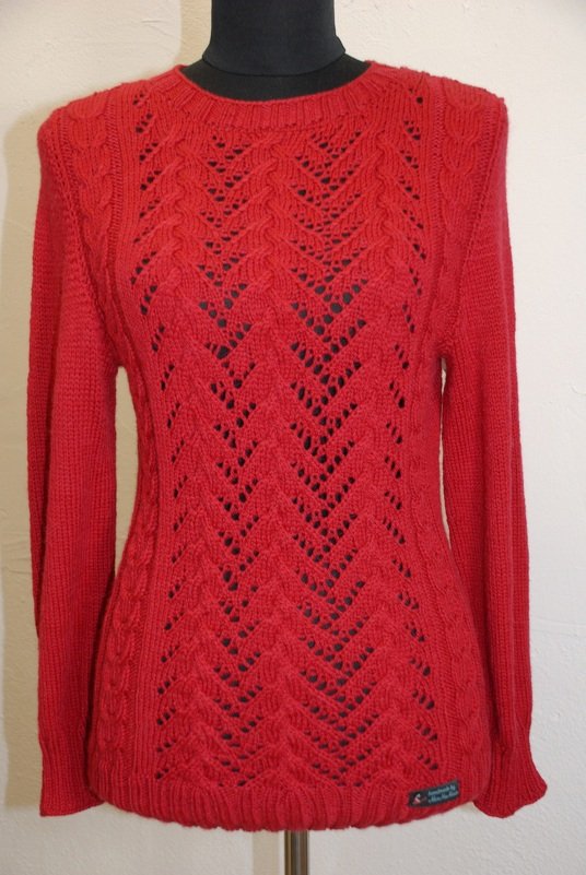 Damen Pullover mit Zopfmuster vorne, am Stück gestrickt.