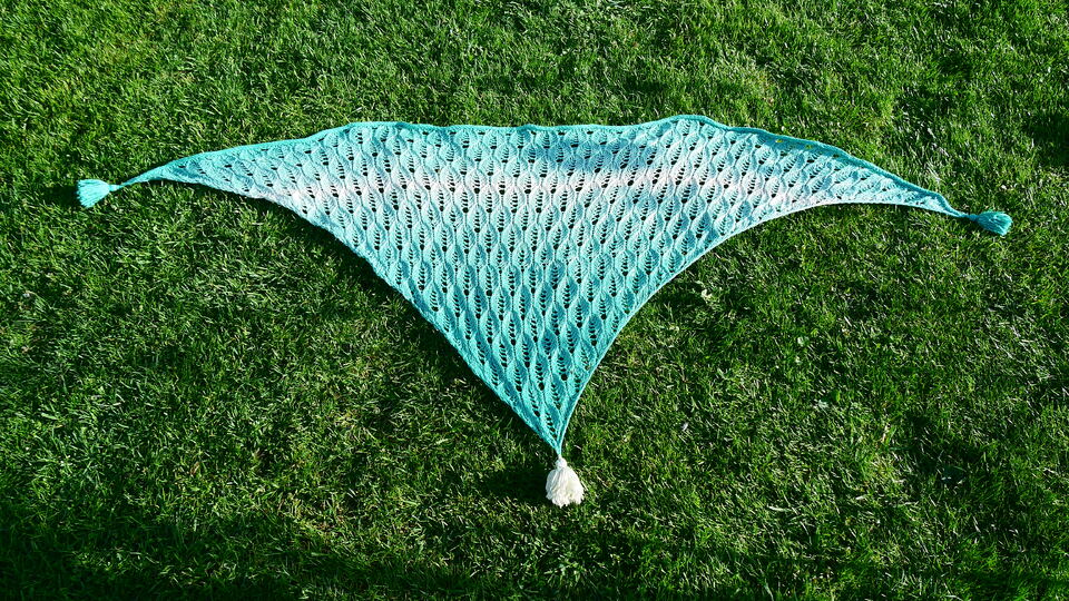 Tuch "Minze-Blätter" mit 200 g SKY von Woolly Hugs gestrickt.