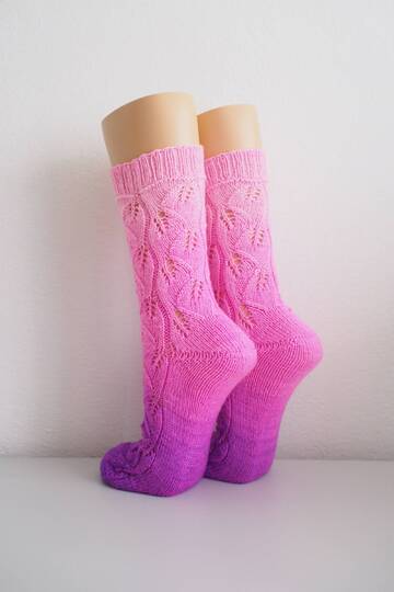 Adele - Strickanleitung für Socken mit Blattmuster