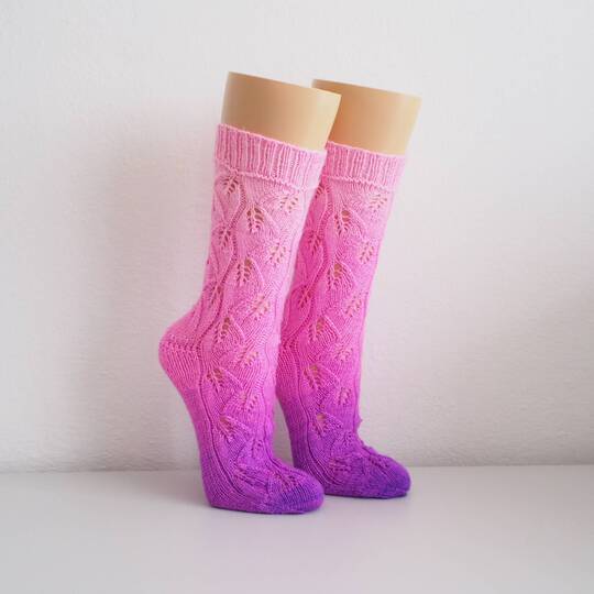 Adele - Strickanleitung für Socken mit Blattmuster