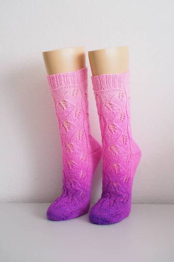 Adele - Strickanleitung für Socken mit Blattmuster