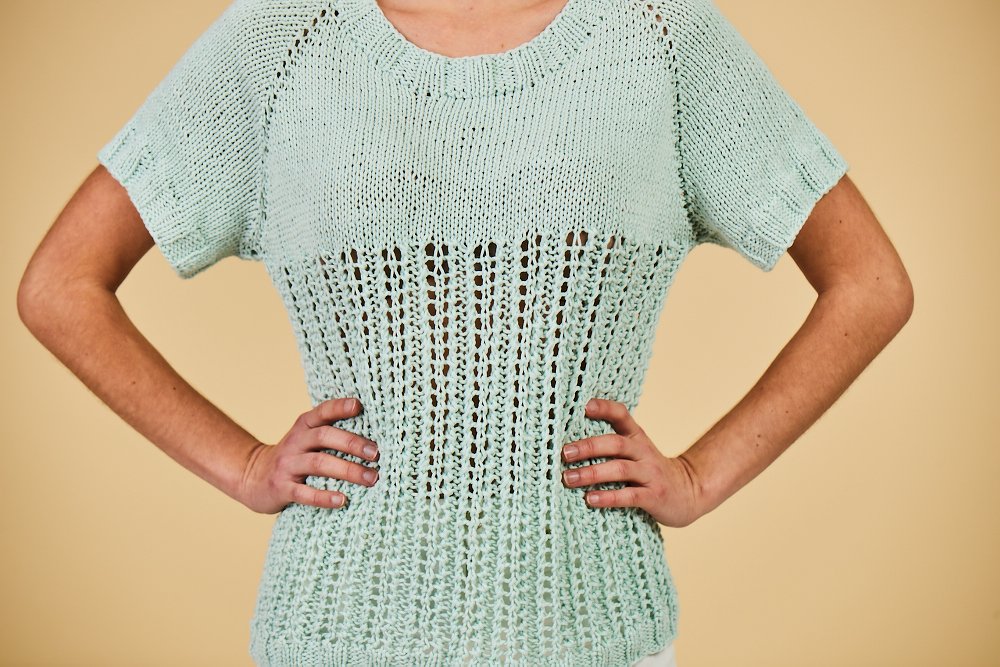 Gestrickter mintgrüner Kurzarm-Pullover mit Rundhalsausschnitt und vertikalem Lochmuster