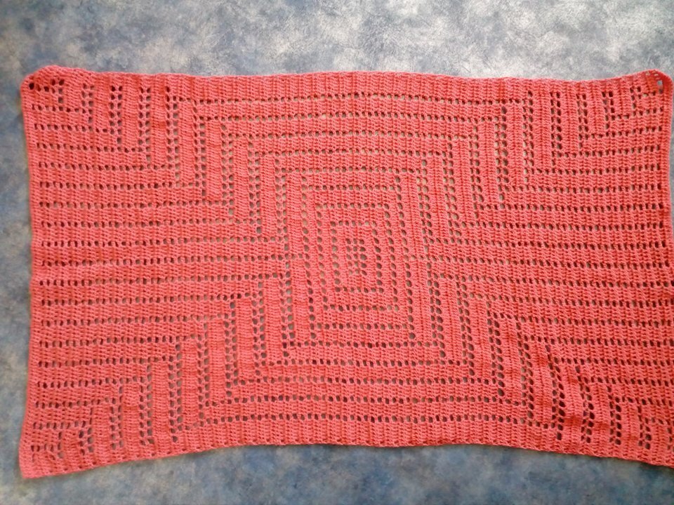 Korallenfarbener gehäkelter Tischläufer mit quadratischem Spiral‑Lochmuster