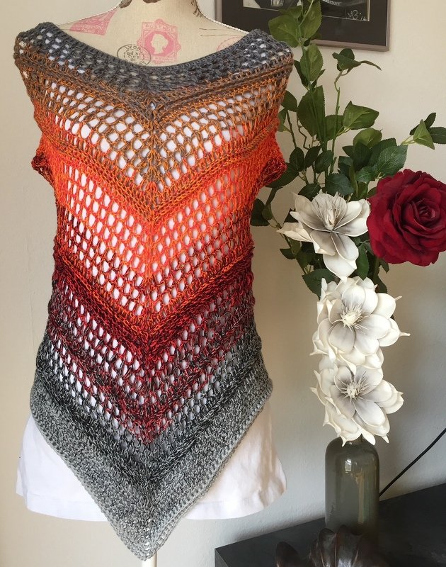 Gehäkelte ärmellose Tunika mit V-förmigem Saum in Grau, Orange und Dunkelrot