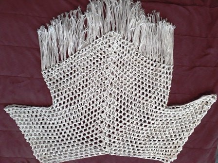 Cremefarbenes Boho-Häkeltop mit Fransen und offenem Maschenbild