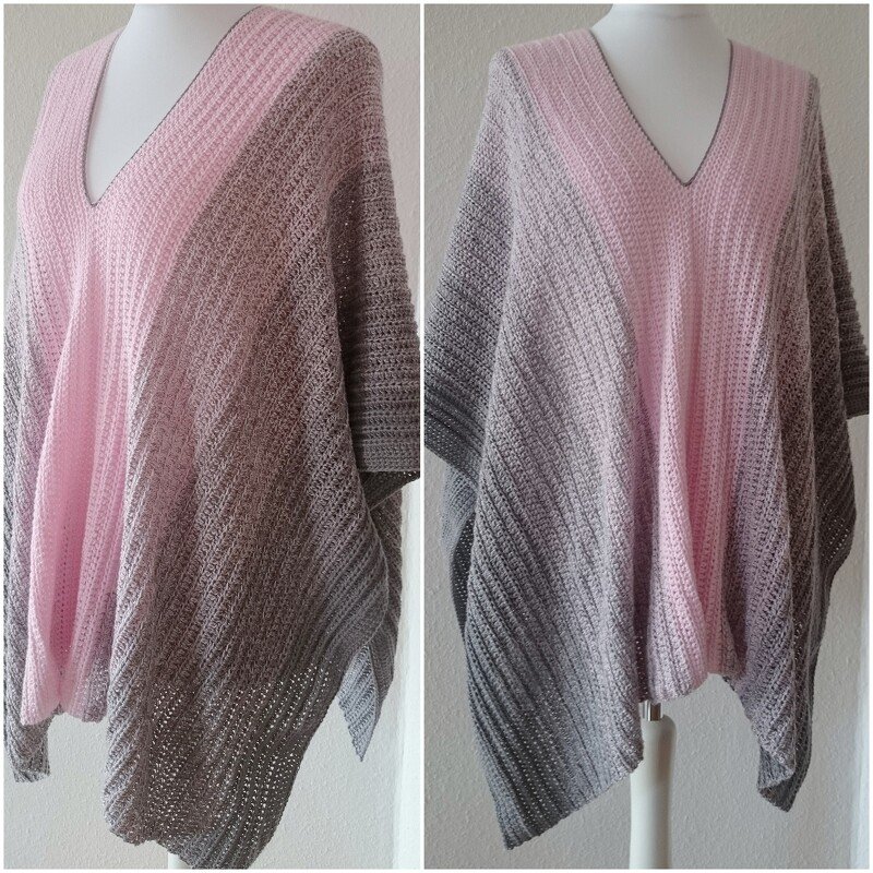 Gehäkelter Damenponcho in Rosé und Grau mit V-Ausschnitt auf einer Schneiderpuppe