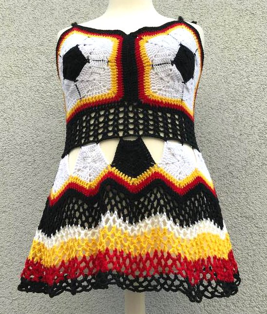 Gehäkeltes Damen-Trägertop mit Fußballmotiven in Schwarz Rot Gelb