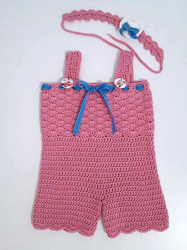 rosa gehäkelter Baby-Overall mit Trägern und passendem Stirnband