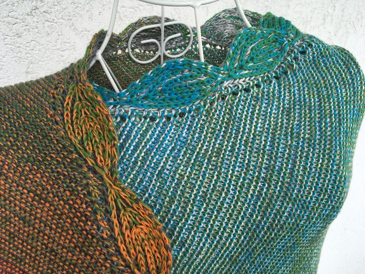 Tuch "Blätter-Wellen" aus 2 BOBBEL-COTTON von Woolly Hugs im Relief-Patent gestrickt