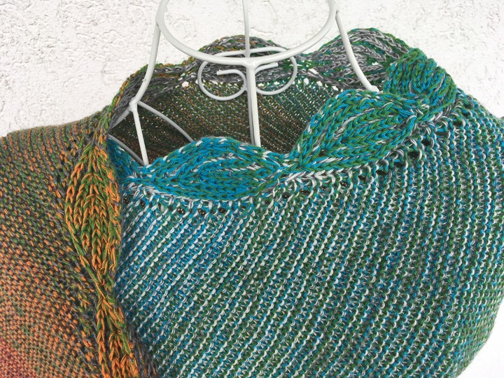 Tuch "Blätter-Wellen" aus 2 BOBBEL-COTTON von Woolly Hugs im Relief-Patent gestrickt