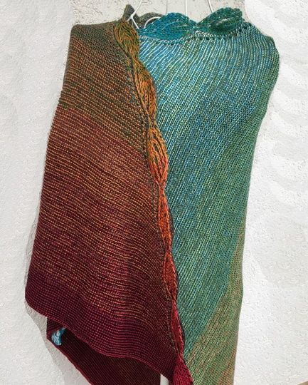 Tuch "Blätter-Wellen" aus 2 BOBBEL-COTTON von Woolly Hugs im Relief-Patent gestrickt