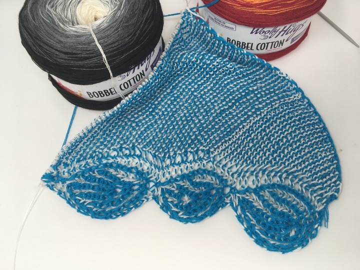 Tuch "Blätter-Wellen" aus 2 BOBBEL-COTTON von Woolly Hugs im Relief-Patent gestrickt