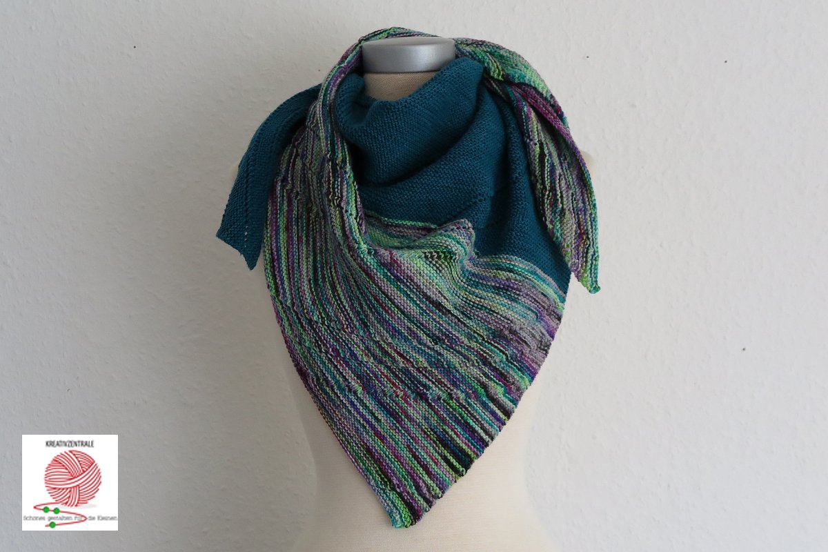 Gestricktes Dreieckstuch in Petrol und Multicolor auf einer Schneiderbüste drapiert