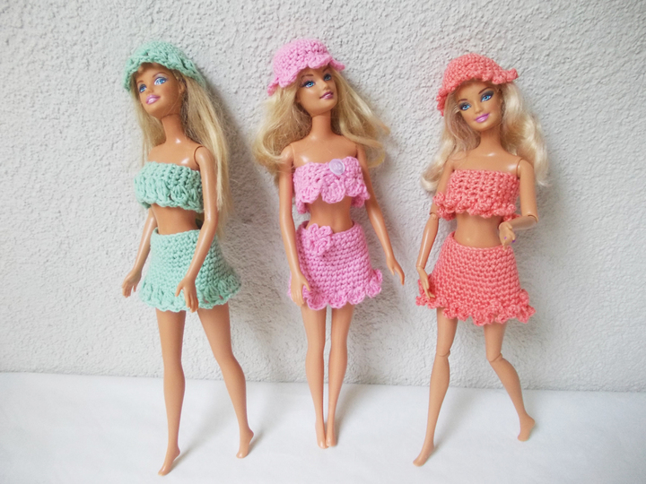 Häkelanleitung Puppenkleider, 3 Garnituren mit Hut