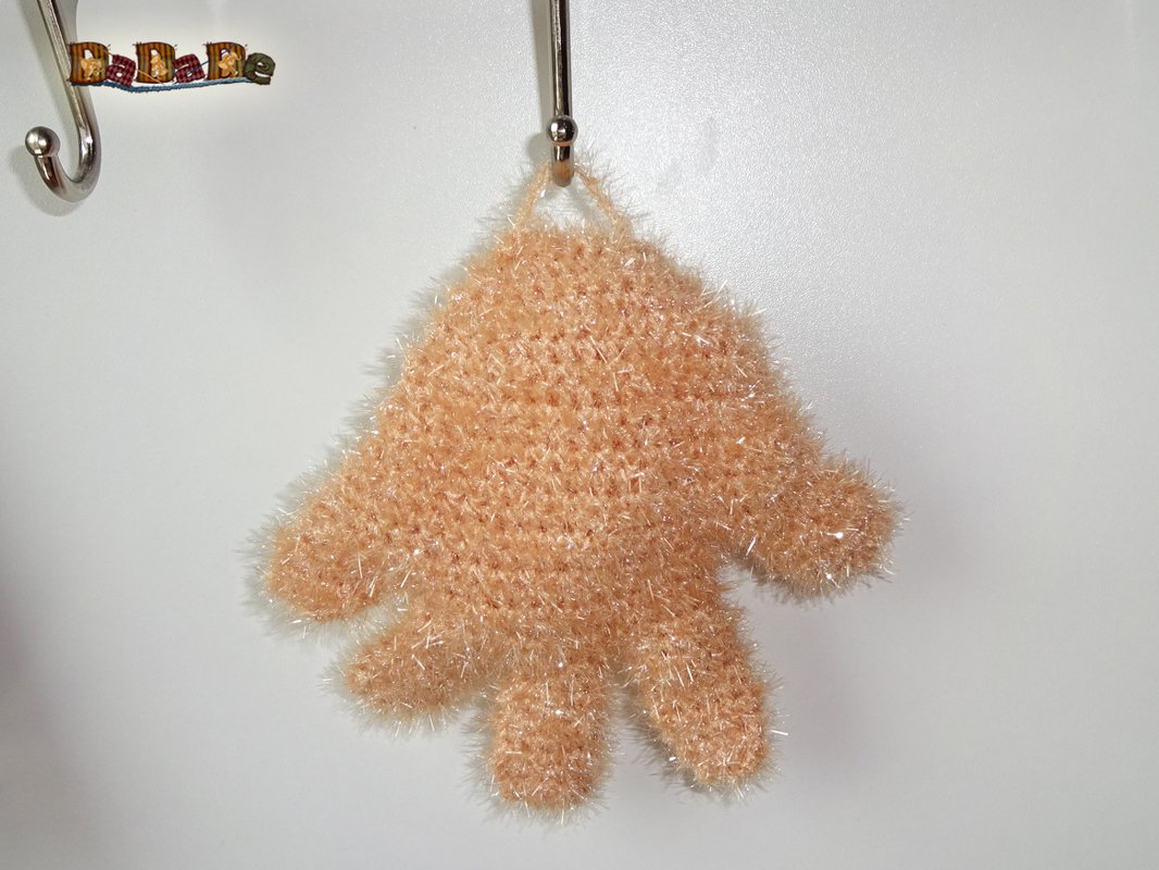 Pfirsichfarbener gehäkelter handförmiger Reinigungshandschuh mit Aufhängeschlaufe an Haken