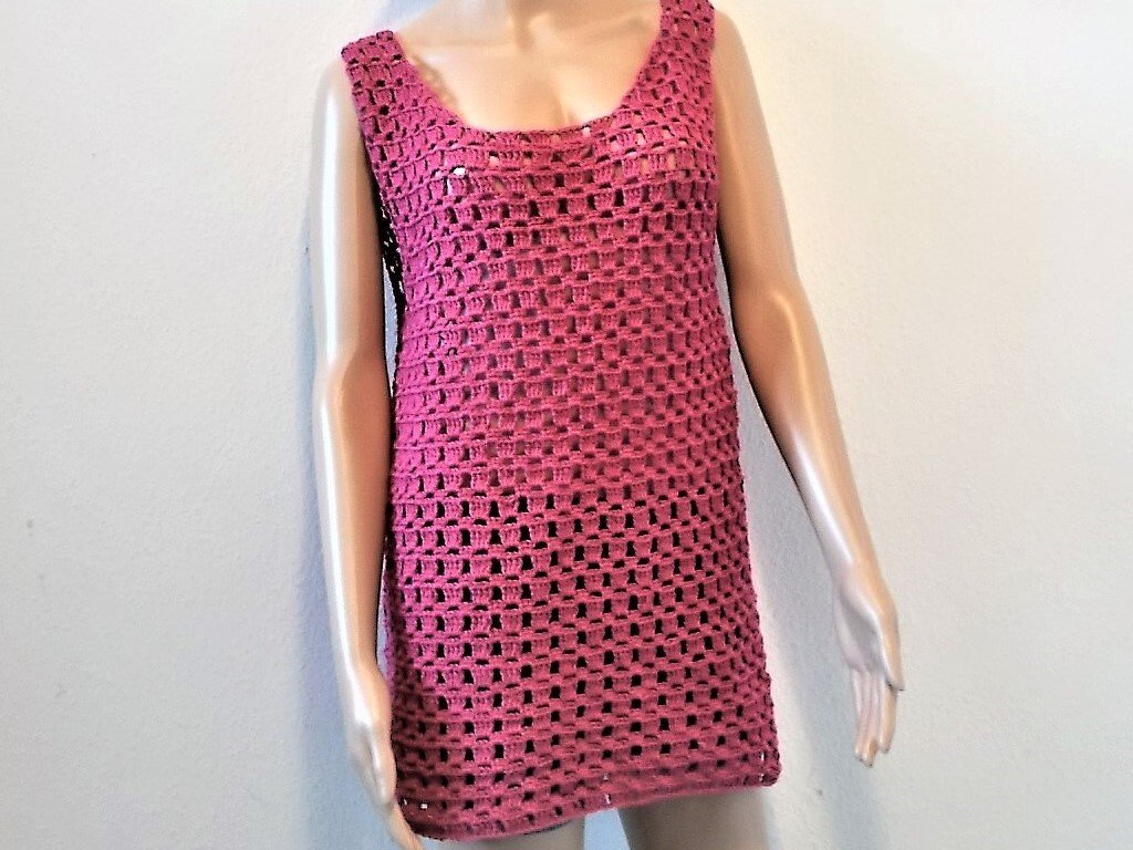 Ärmelloses Häkelkleid in Mauve mit offenem Quadrat-Lochmuster auf einer Schaufensterpuppe