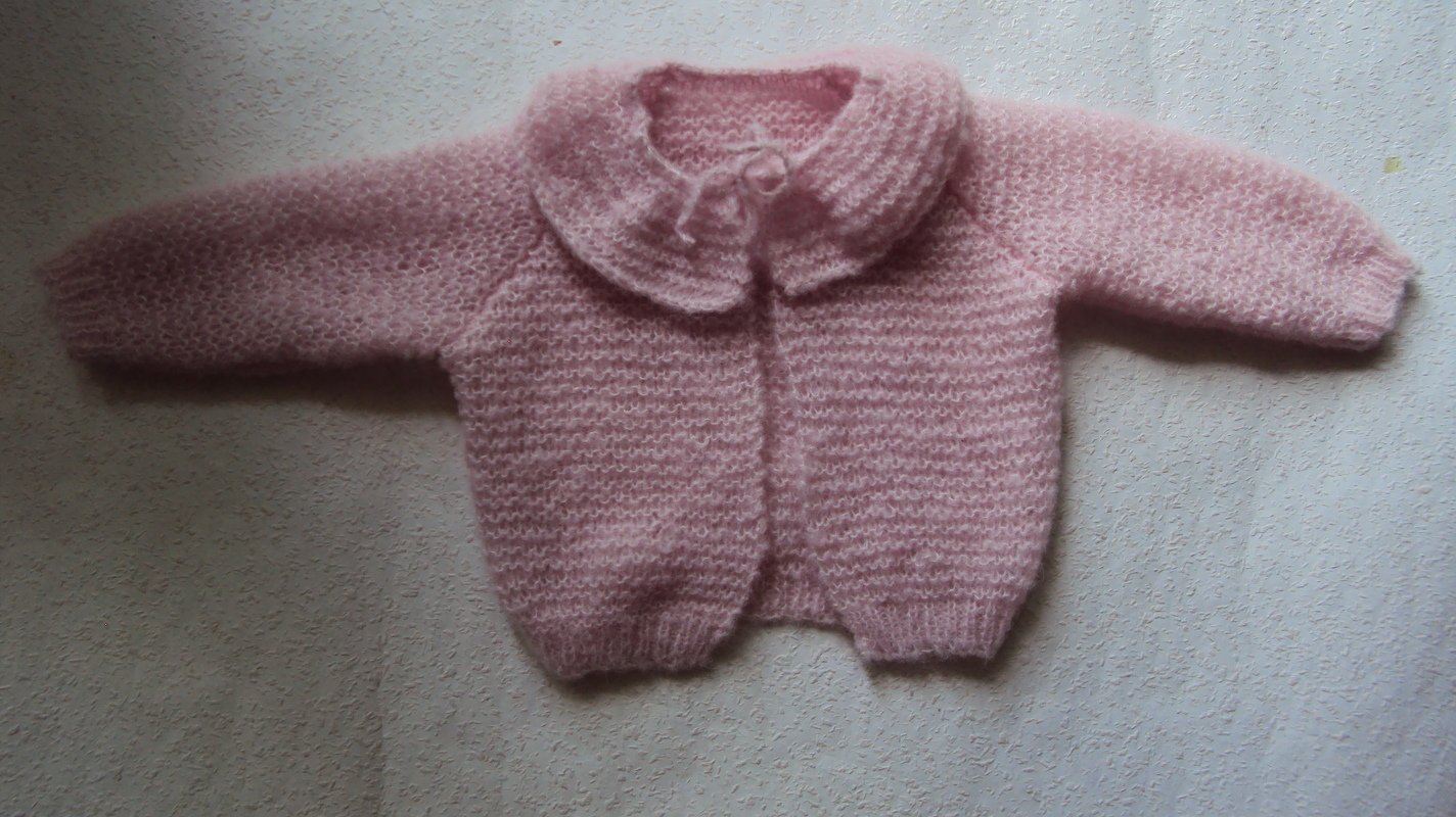 rosa gestrickte Babyjacke mit rundem Kragen und Bindeband