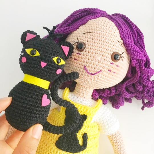 Puppe LOLA mit Katze, Deutsch, Englisch & Türkisch