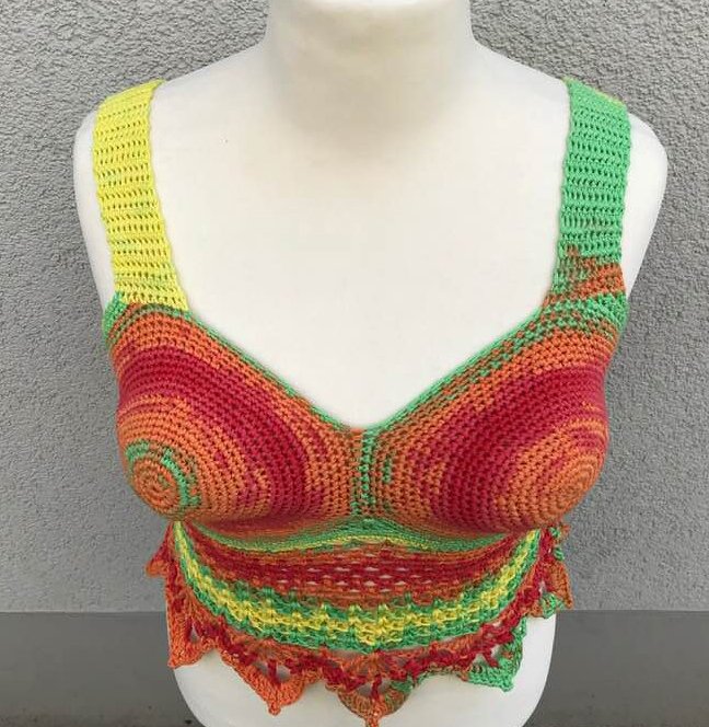 Mehrfarbiges gehäkeltes Damen-Crop-Top mit runden Cups auf Torso-Puppe