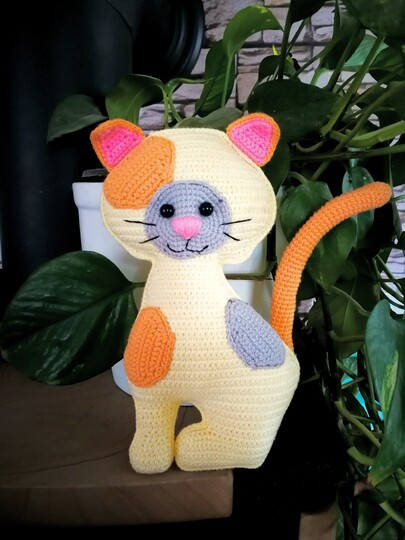 Verspielte Kätzchen häkeln in verschiedenen Varianten