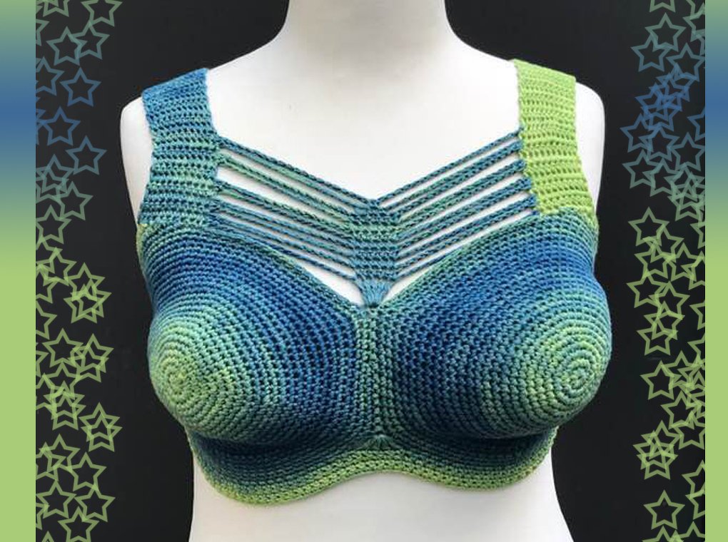 Gehäkeltes Bralette in Blau- und Grüntönen auf einer Schneiderpuppe
