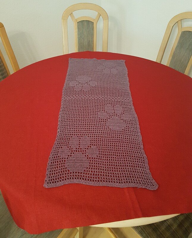 Tischdecke/ Läufer "Pfoten" 87x33 cm, Häkelanleitung - Bild 2