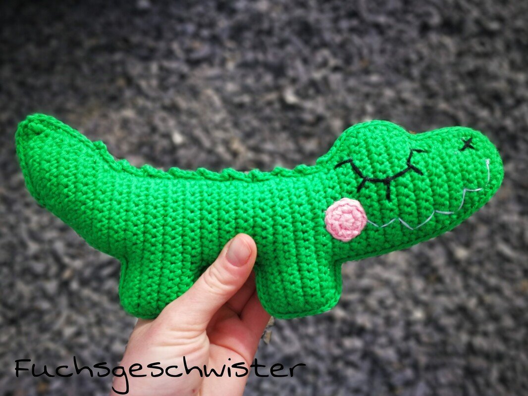 Verträumtes Krokodil als Rassel/Babyspielzeug