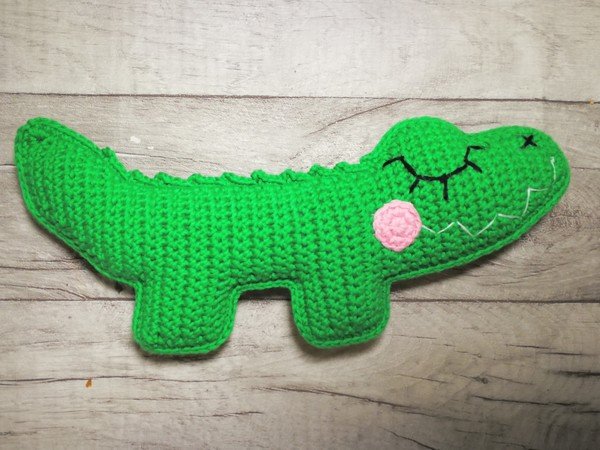 Verträumtes Krokodil als Rassel/Babyspielzeug