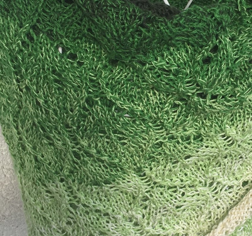 Gestrickter Stoff in Grüntönen mit Farbverlauf und Lochmuster