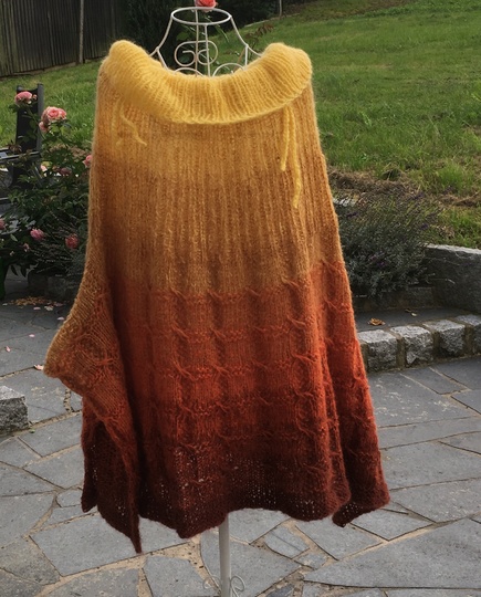 Poncho "Like Wellness" aus 2 BOBBEL-MOHAIR von Woolly Hugs gestrickt
