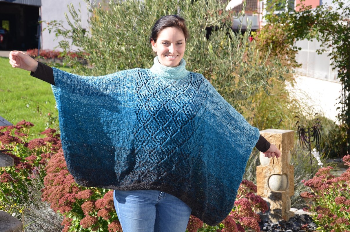 Poncho "Make my Day" aus 2 BOBBEL-MERINO v on Woolly Hugs gestrickt - Knitting