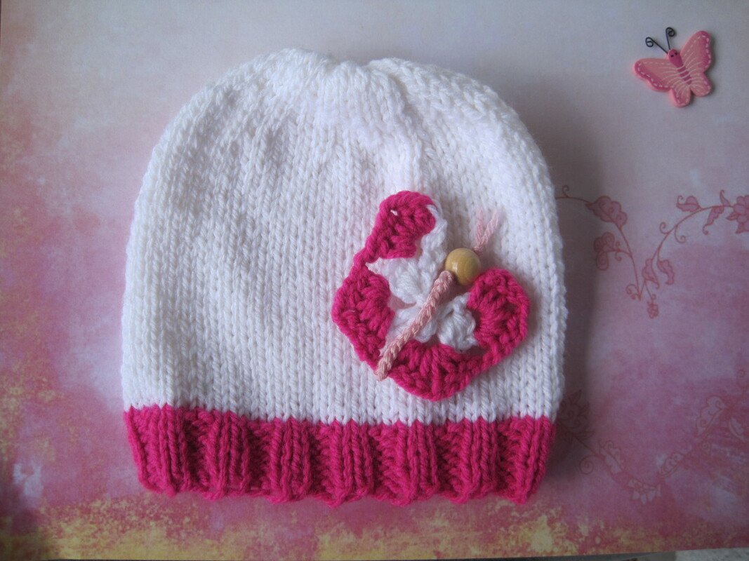 Strickanleitung Babymütze mit Häkelschmetterling bis 6 Monate