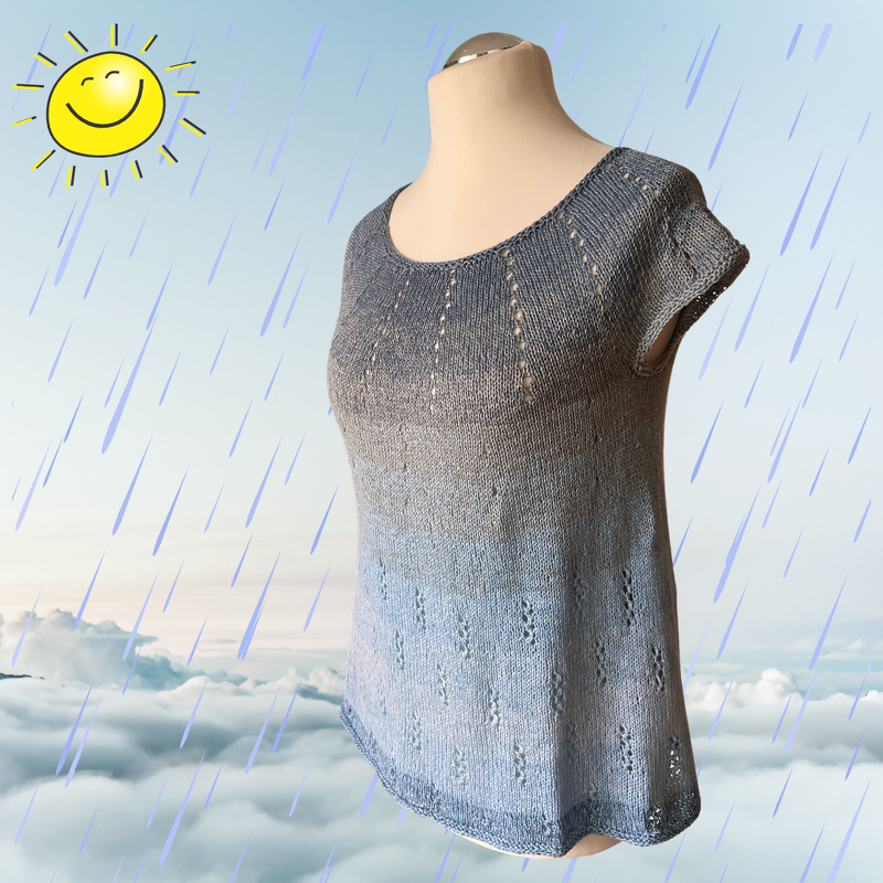 Damen-Strickshirt in Blau‑Grau mit Farbverlauf und Lochmuster auf Schneiderpuppe